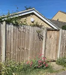 Side gate to the consulting room